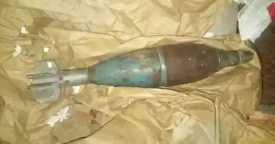 Revolvía la basura en Vía Honda y encontró un proyectil militar: lo que pasó después heló a los vecinos