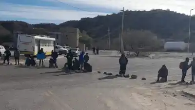 Cortan la Ruta 40 en El Eje: ¿qué reclaman los manifestantes?
