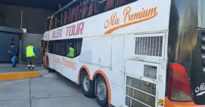 Parabrisas trizado y choferes sin papeles: así viajaban 50 pasajeros hacia Jujuy