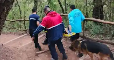 Cayó en un sendero de un cerro y lo que pasó después es desesperante