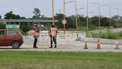 Iba de acompañante en una moto y el violento choque en la rotonda de Solís y Costanera la mandó al hospital