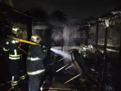 Un descuido con la parrilla desató un infierno en Temperley: el garage quedó reducido a cenizas