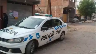 Discutió con sus hijas y casi las quema vivas: lo que hizo la madre heló a los policías