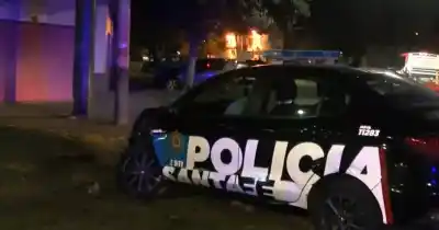 Un patrullero volcó sobre una vereda en Rosario tras chocar contra un auto: el testimonio del conductor