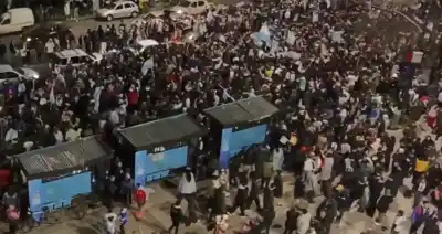 Con 4 grados y al grito de “el que no salta es un inglés”: así festejaron en Lomas y Banfield el pase a semis