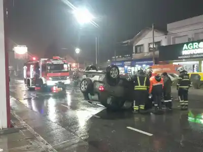 Un auto volcó en plena avenida Yrigoyen y el operativo sorprendió a todos