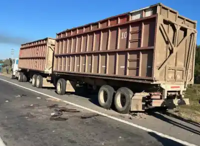 Tragedia en la Vieja Ruta 38: Motociclista Fallece al Impactar Contra un Camión Cañero Estacionado