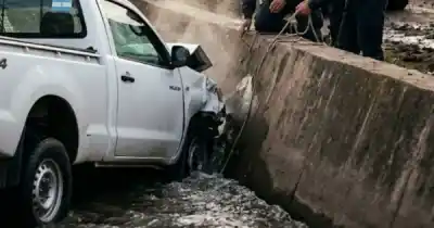 Iba con su hijo, chocó y mandó una camioneta a un canal: el alcoholímetro lo delató