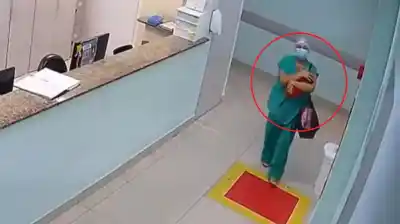 Una enfermera metió a una bebé en una bolsa y la tía la descubrió en el baño