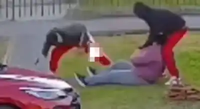 La arrastraron por el asfalto y le robaron el auto: el video que estremece a Quilmes
