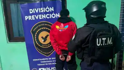 Rompió el parabrisas de una camioneta y quiso huir: lo atraparon a los pocos metros