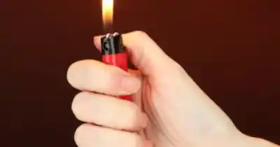 Discutió con sus hijas y las encerró mientras rociaba la casa con combustible