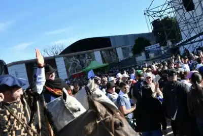 A caballo y con fe: el gobernador Valdés se sumó a la peregrinación a Itatí y reveló lo que escuchó en el camino