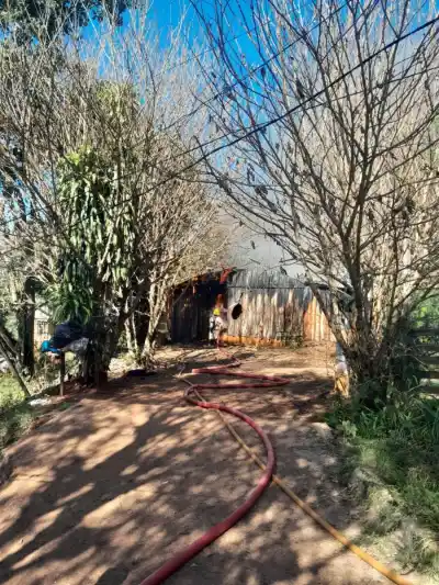 Una familia perdió todo en un incendio y apuntan a un presunto caso intencional