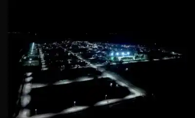 Metileo avanza con iluminación LED en una calle clave que conecta el polideportivo con un nuevo barrio