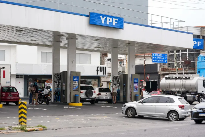 Si tienen que cargar mañana, mejor carguen hoy, dijo esta semana el presidente de YPF. Foto Maxi Failla