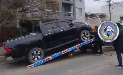 Estacionó su camioneta en pleno centro y lo que descubrió la policía la dejó sin palabras