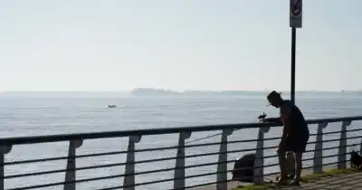 Pescadores rosarinos piden un espacio público en el centro para poder pescar sin prohibiciones