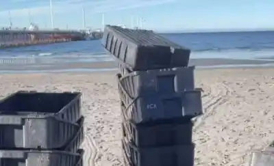 Indignación en Puerto Madryn: vecinos retiraron más de 50 cajones pesqueros abandonados en la playa