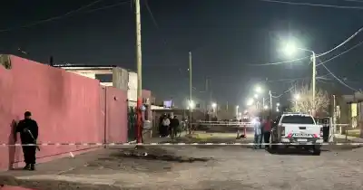 Le dispararon en la cabeza frente a su casa y la víctima lucha por su vida en el Rawson