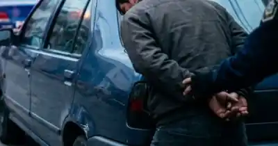 Lo atraparon en segundos: tenía dos navajas y un cuchillo mientras intentaba abrir autos en el centro