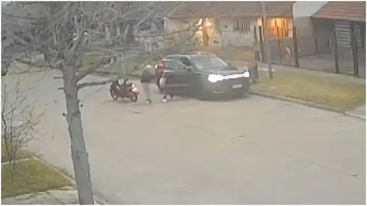 Asaltaron a una familia cuando iba al colegio: el video que muestra la secuencia del robo