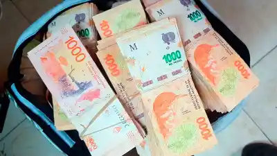 Denunció el robo de $1.500.000 y la policía descubrió que el dinero estaba en el tacho de basura