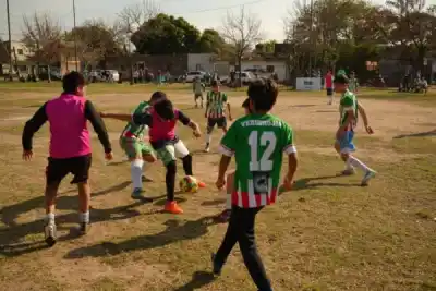 La plaza explotó de alegría: así se vive el Mundialito que une a 500 chicos en Corrientes
