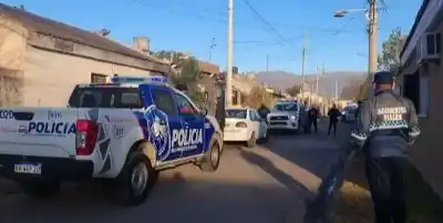 Embistió a dos mujeres, huyó y lo encontraron dentro del auto con signos de ebriedad