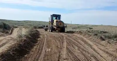 En pleno desierto mendocino: reparan la ruta que usan los camiones jaula para sacar el ganado