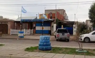 Vecinos de Rawson ya embanderan sus casas: el gesto que emociona en la previa del Argentina-Inglaterra