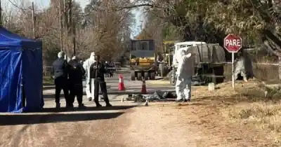 Caminaba con su bicicleta y una compactadora lo atropelló: murió en el acto