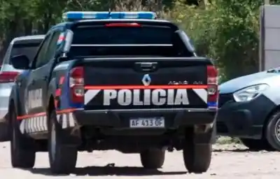 Dos mujeres se trenzaron a golpes frente a un colegio de Añatuya y el video se volvió viral