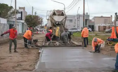 Así avanza la pavimentación en Playa Unión: los trabajos que transformarán la calle Rivadavia