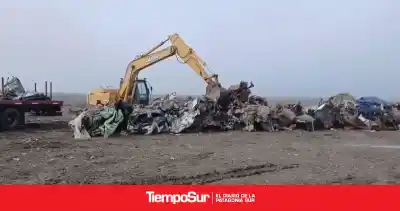 Arrancó la limpieza de chatarra en Río Gallegos: ¿qué pasará con los autos abandonados?