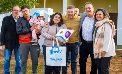 Entregaron las llaves de sus nuevas casas a cuatro familias de Monte Nievas
