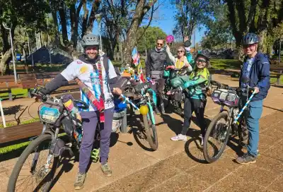 Un grupo de ciclistas de tres países llegó a Jardín América y lo que hicieron en la plaza sorprendió a todos