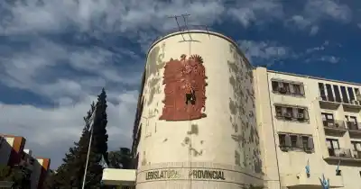 Suspendido en el aire: el insólito espectáculo que paralizó la ochava de la Legislatura