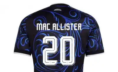 Un gesto solidario que une a 25 de Mayo: la camiseta de Alexis Mac Allister que puede ser tuya