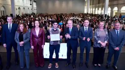 Entregaron certificados a más de 1.200 jóvenes en Santiago del Estero: lo que dijo el gobernador sobre el futuro laboral