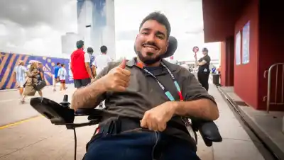 Soñaba con ser futbolista, pero la parálisis cerebral le cambió el plan: hoy entrevista a Messi en el Mundial
