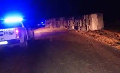 Volcó un camión cargado de cereal en la Ruta 50 y el tránsito estuvo cortado por horas
