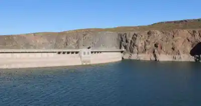Navegaban en una balsa y el viento los dejó varados: el rescate que terminó en alivio