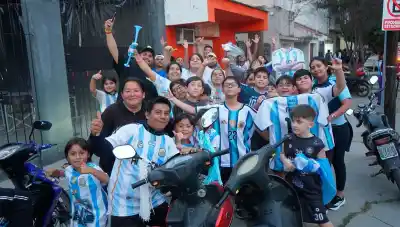 La Banda se volcó a las calles para celebrar el pase de la Selección a la final
