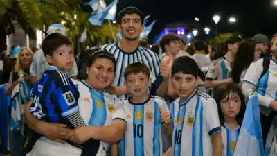 La Plaza 1° de Mayo explotó de felicidad: así vivió Paraná el pase de Argentina a la final