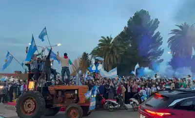 En tractor y con la Scaloneta: así vivió Castex el pase a la final del Mundial