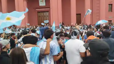 Catamarca explotó de alegría: así se vivió el triunfo argentino ante Inglaterra en la Plaza 25 de Mayo