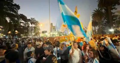 Miles de jujeños coparon Plaza Belgrano tras el triunfo de Argentina: la emoción que nadie esperaba