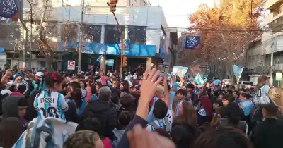 San Juan explota de alegría: el cántico que retumbó en las calles tras el triunfo ante Inglaterra