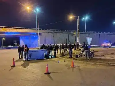 Tragedia en el viaducto: una motociclista murió tras ser embestida por un camión